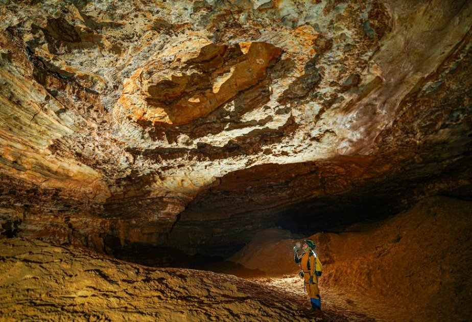 Chinese, foreign scientists to start new expedition into Asia's longest cave