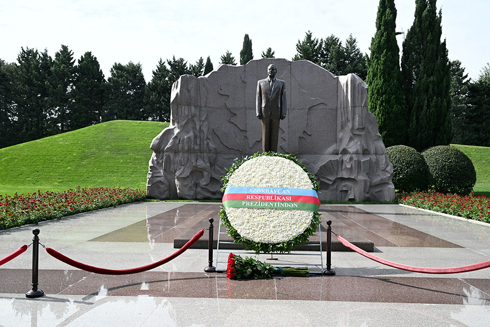 Müdafiə Nazirliyinin rəhbərliyi Ulu Öndərin və şəhidlərimizin məzarlarını ziyarət edib