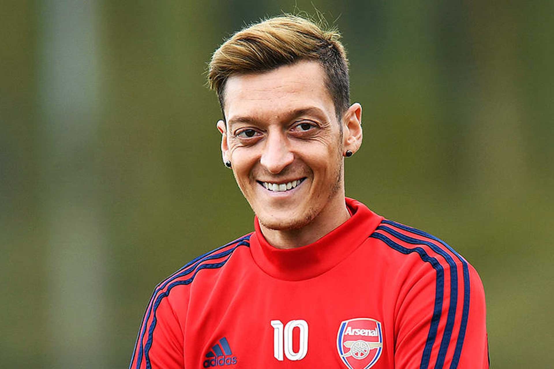 Məsut Özil Bakıda futbol akademiyası açacaq