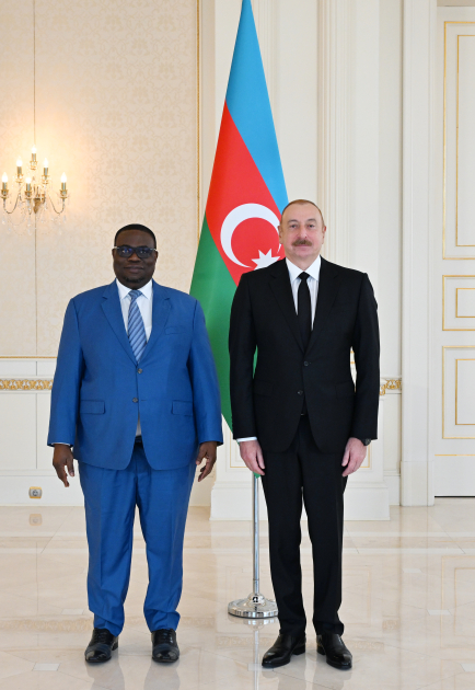 Prezident İlham Əliyev Benin Respublikasının Azərbaycanda yeni təyin olunmuş fövqəladə və səlahiyyətli səfirinin etimadnaməsini qəbul edib YENİLƏNİB