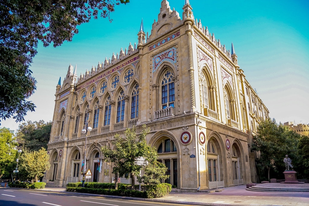 Akademik İsa Həbibbəyli Qazaxıstan parlamentinin deputatları ilə görüşüb