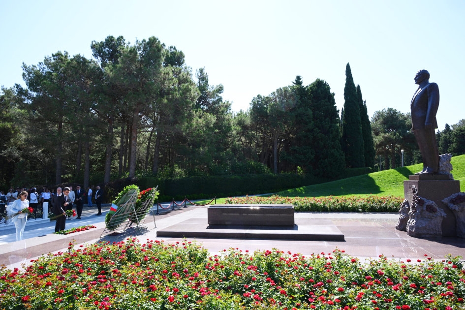 Participants of 2nd International Youth Forum on Multiculturalism visit tomb of National Leader Heydar Aliyev and Alley of Martyrs