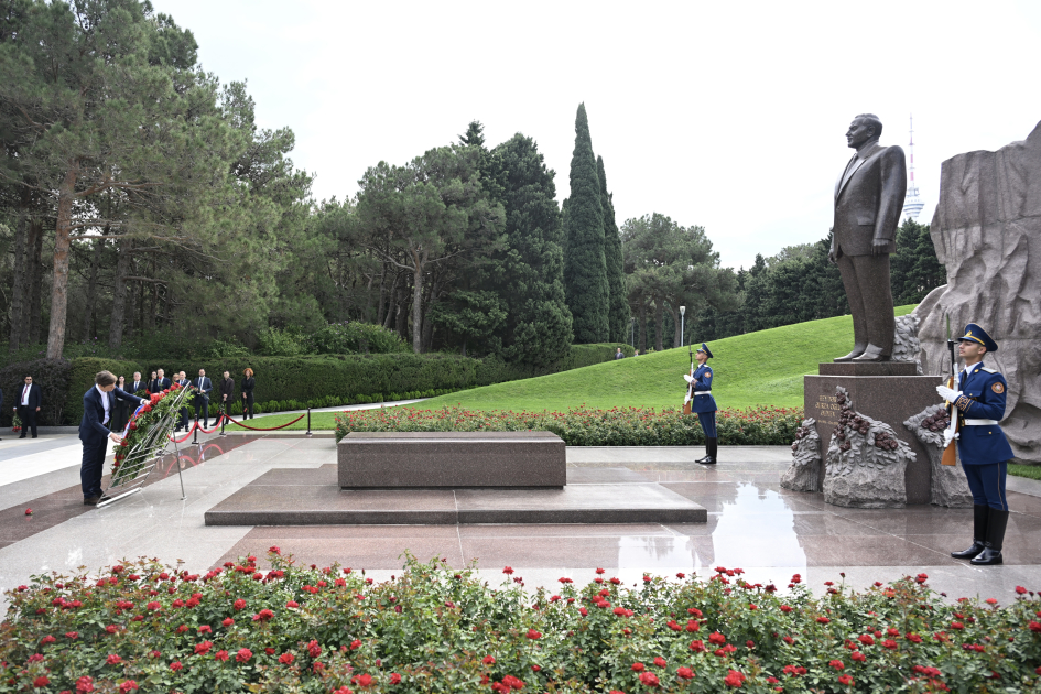 Speaker of Serbian National Assembly visits tomb of National Leader Heydar Aliyev and Alley of Martyrs