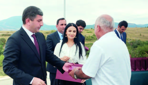Xanyurdu övladlarını qoynuna alır