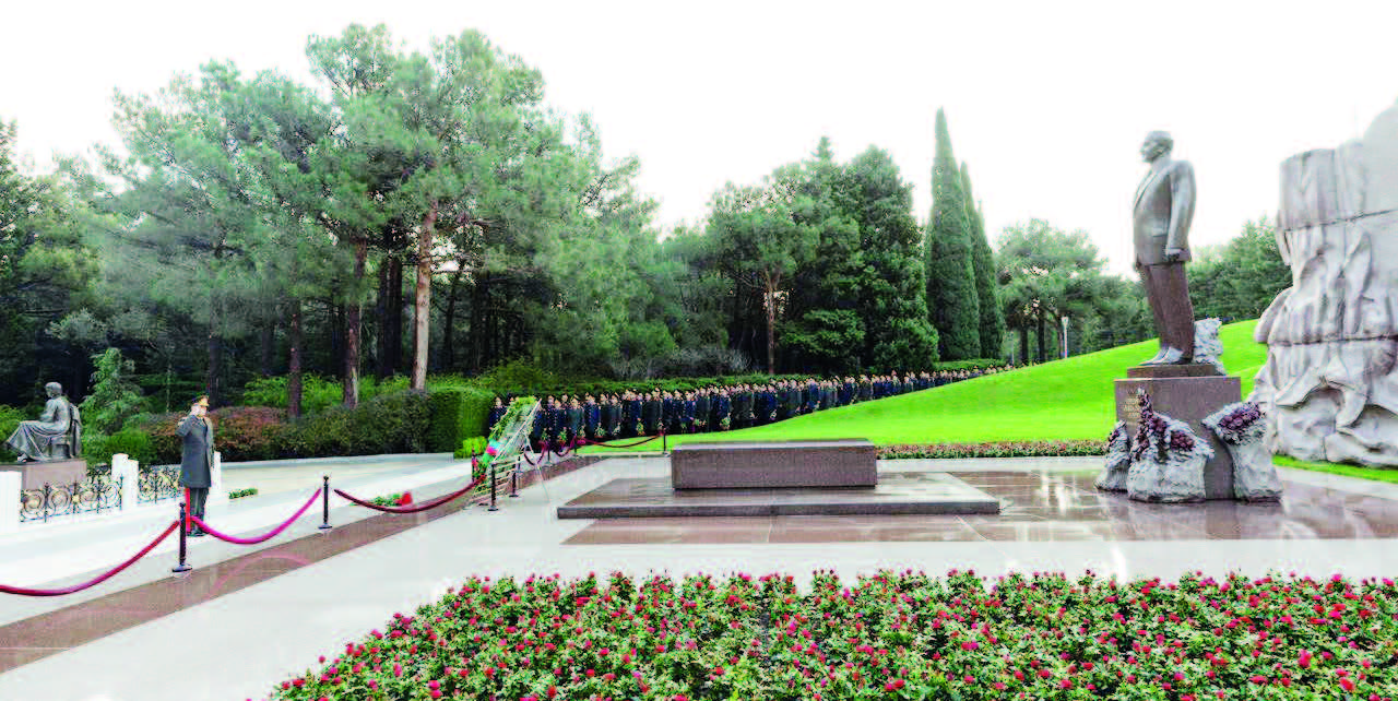 DİN-in şəxsi heyəti Ümummilli lideri yad edib