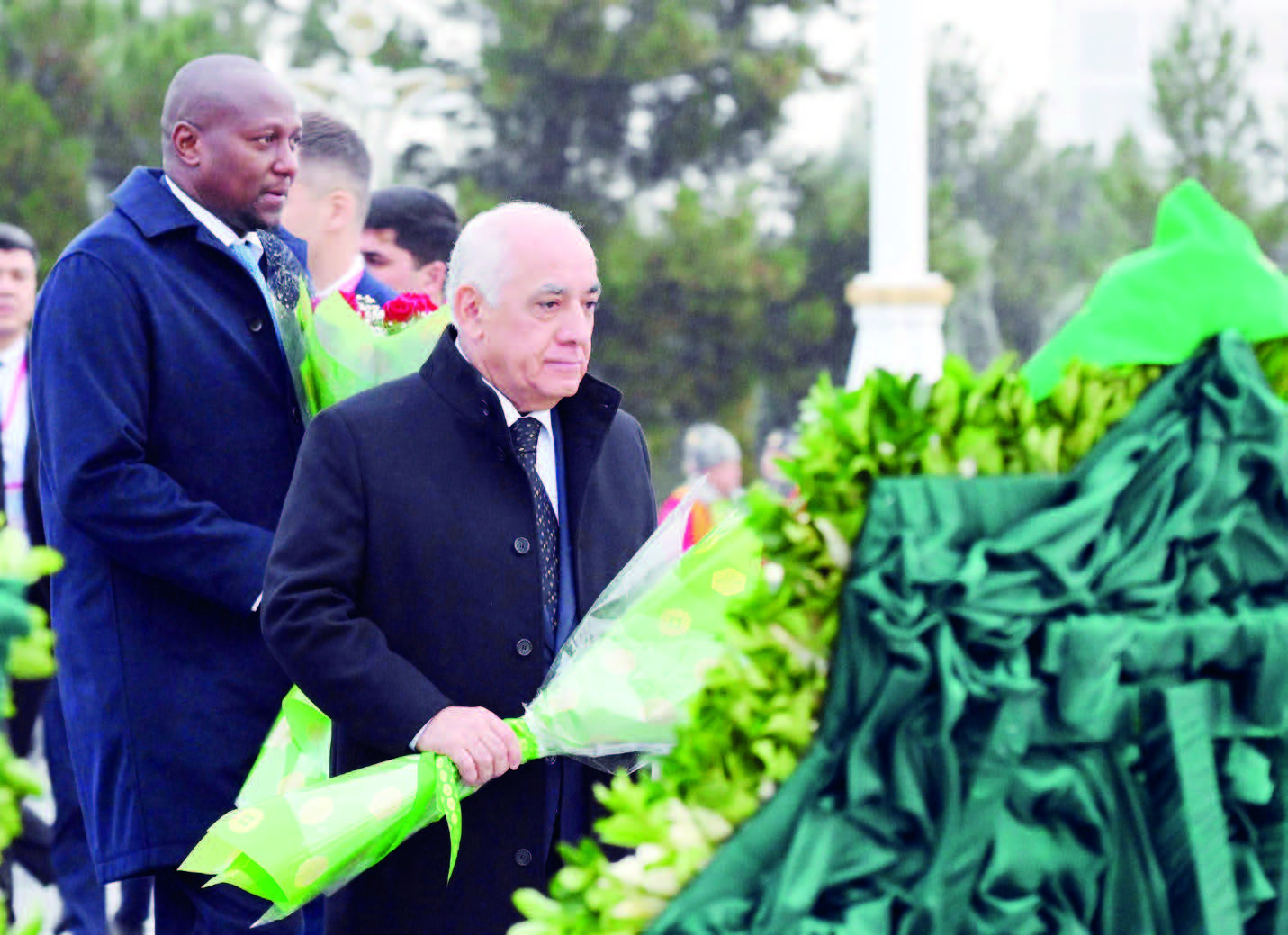 Azərbaycanın Baş naziri Aşqabadda Neytrallıq Abidəsini ziyarət edib