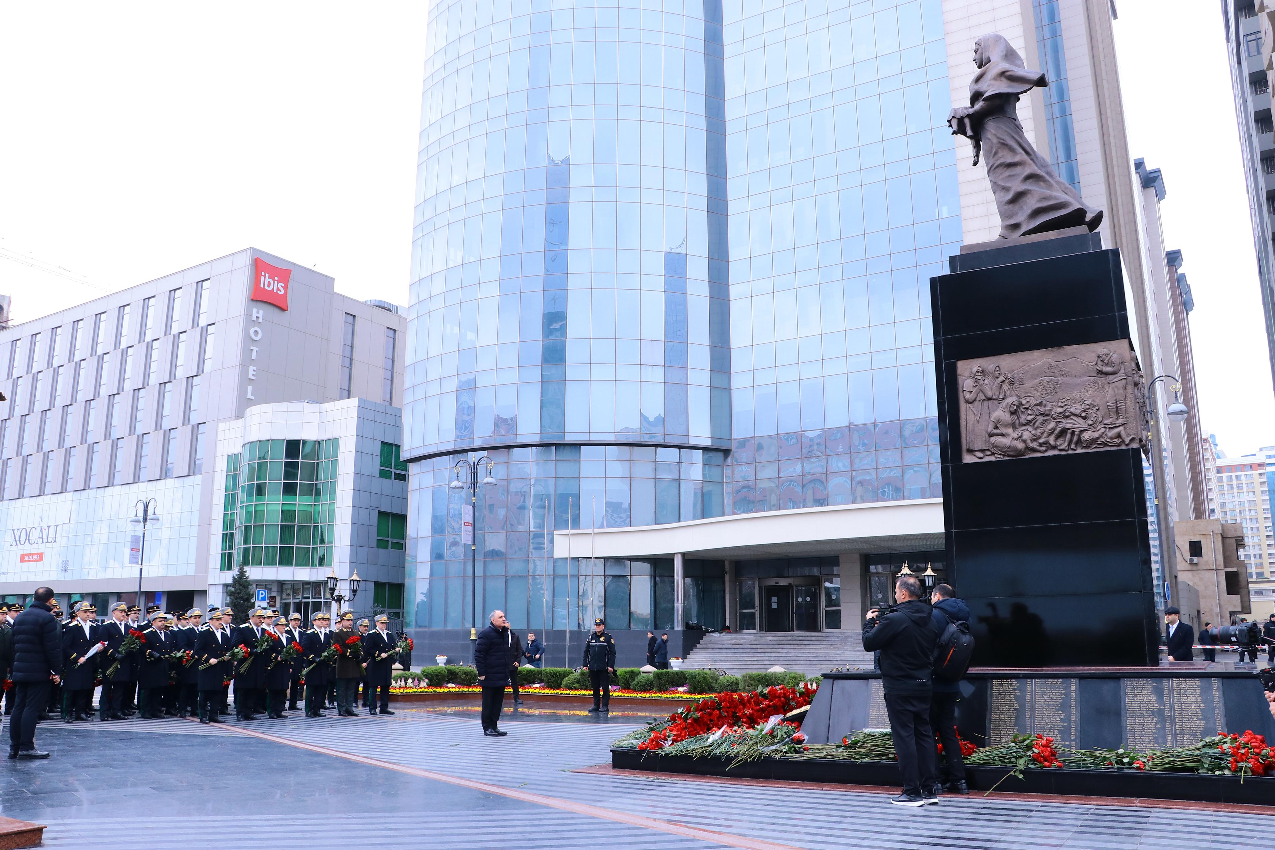 Prokurorluq əməkdaşları Xocalı soyqırımı abidəsini ziyarət edib