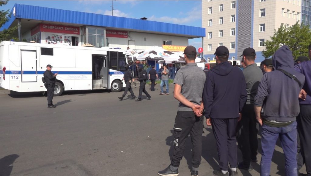 Мигрантов с российским гражданством принудительно везут в военкоматы- Видео