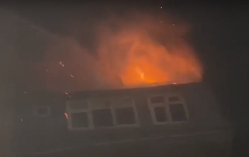 Binəqədi rayonunda yanan bina polis əməkdaşları tərəfindən mühafizəyə götürülüb -VİDEO