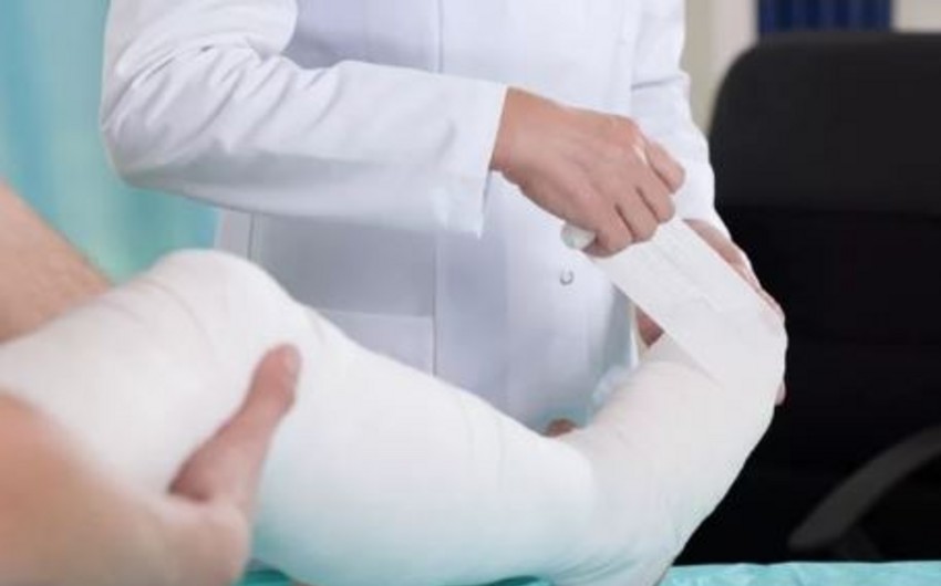 В Баку подросток получил открытый перелом ноги после наезда автомобиля