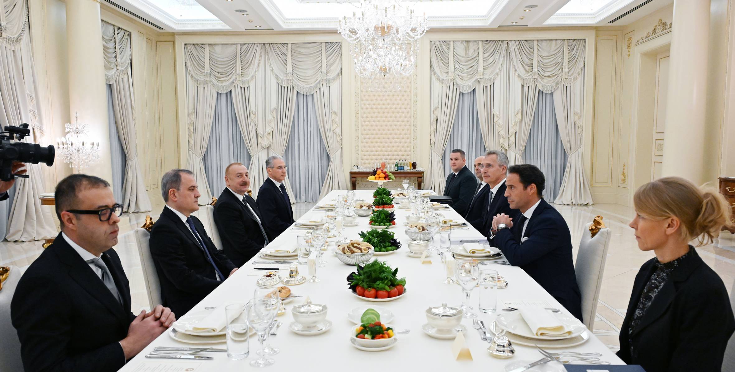 Prezident İlham Əliyevin NATO-nun Baş katibi ilə şam yeməyi əsnasında geniş tərkibdə görüş olub