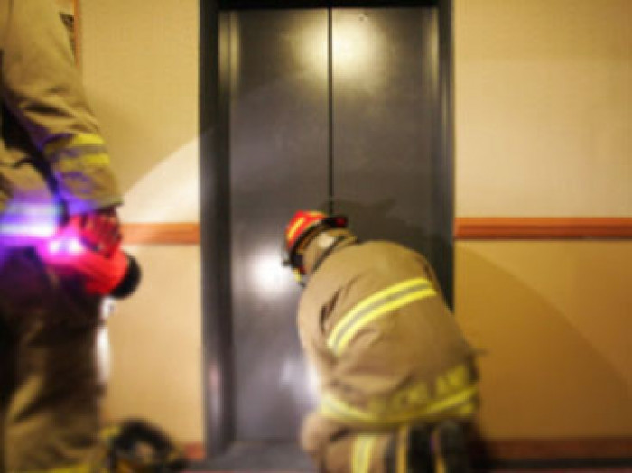 Liftdə qalmış 3 nəfər xilas edilib