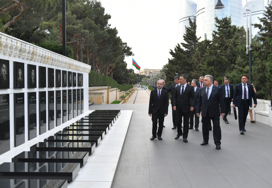 Президент Кыргызстана Садыр Жапаров почтил память шехидов в Баку
