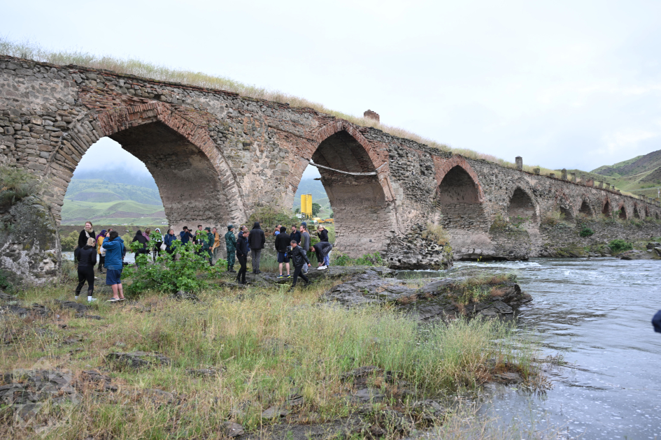 Norwegian travelers familiarize themselves with Khudafarin Bridge