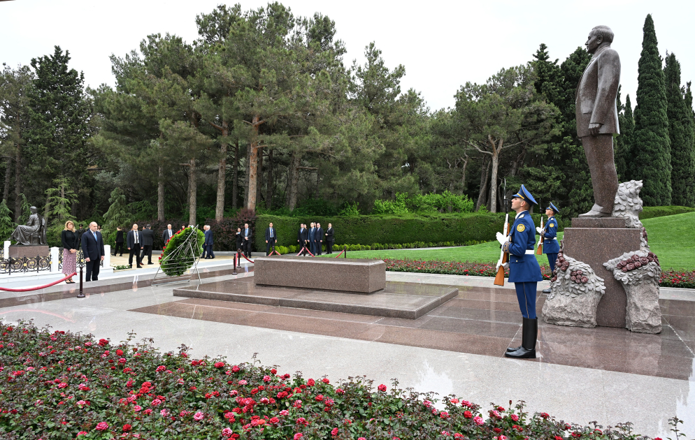 President of Bulgaria visits grave of National Leader Heydar Aliyev in Alley of Honors