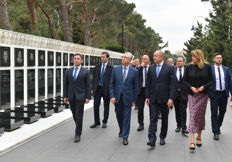 Bulgarian President visits Alley of Martyrs in Baku