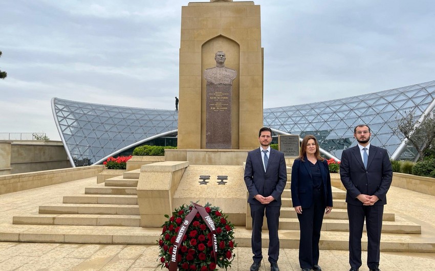 Political director of Israeli MFA visits Baku WW2 Heroes' Memorial