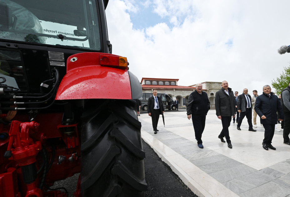 Azərbaycan ilə Belarusun birgə istehsalı olan avtobusa və Belarus Prezidentinin hədiyyə etdiyi traktorlara baxış YENİLƏNİB