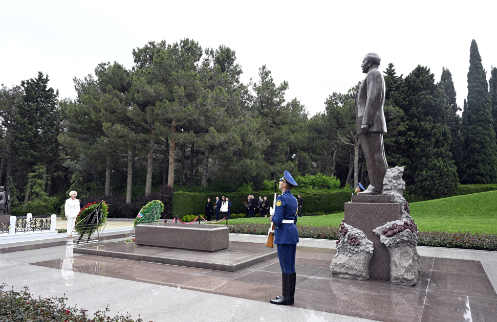 Latvian parliamentarians pay tribute to National Leader, Azerbaijani heroes