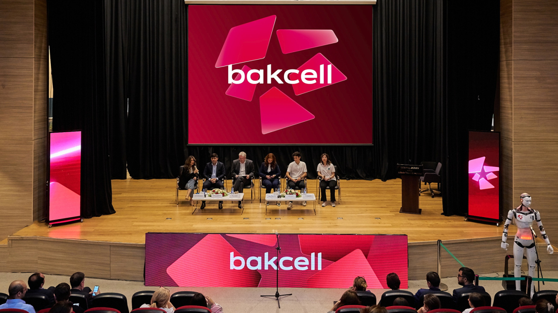 Bakcell CEO met students of the Heydar Aliyev Modern Educational Complex