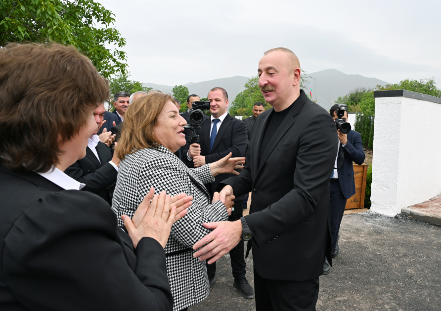Президент Ильхам Алиев и первая леди Мехрибан Алиева встретились с жителями, переселившимися в город