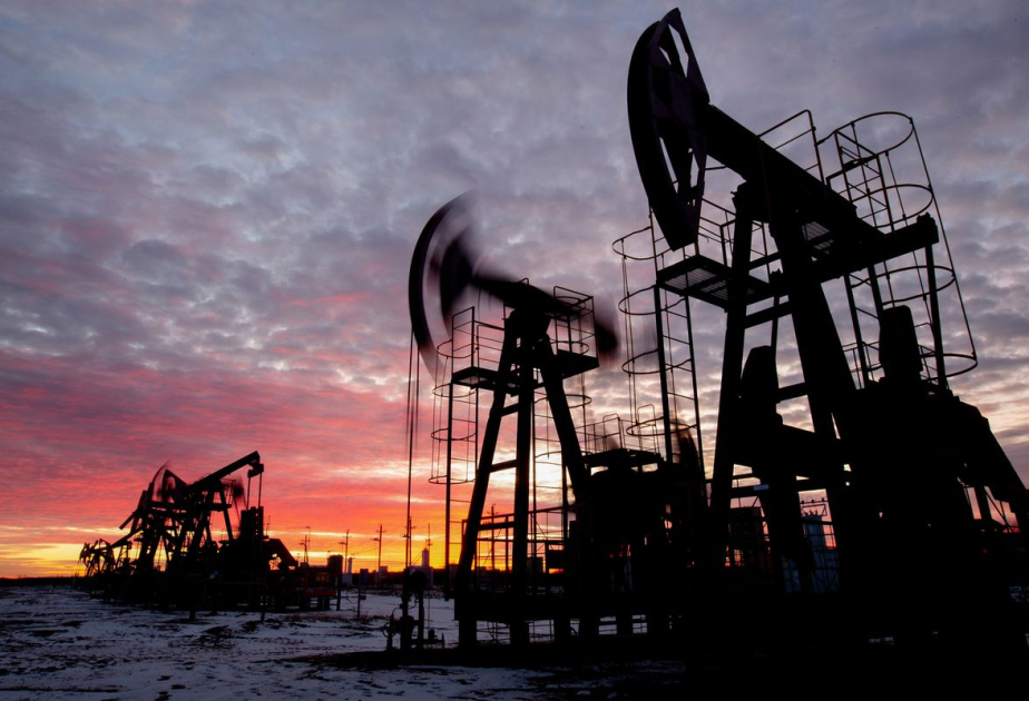 На мировых рынках цены на нефть снизились
