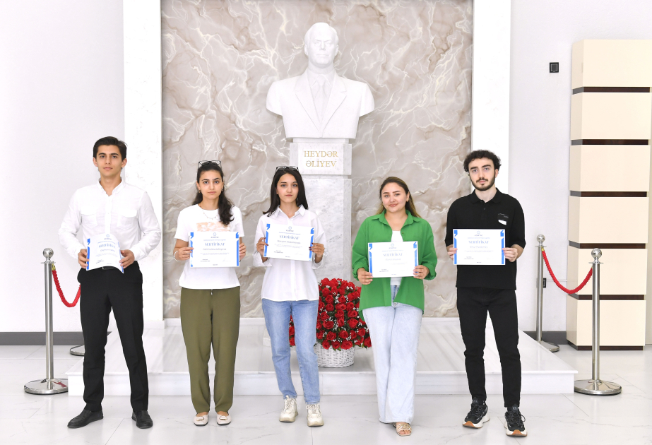 Participants of AZERTAC internship program receive certificates