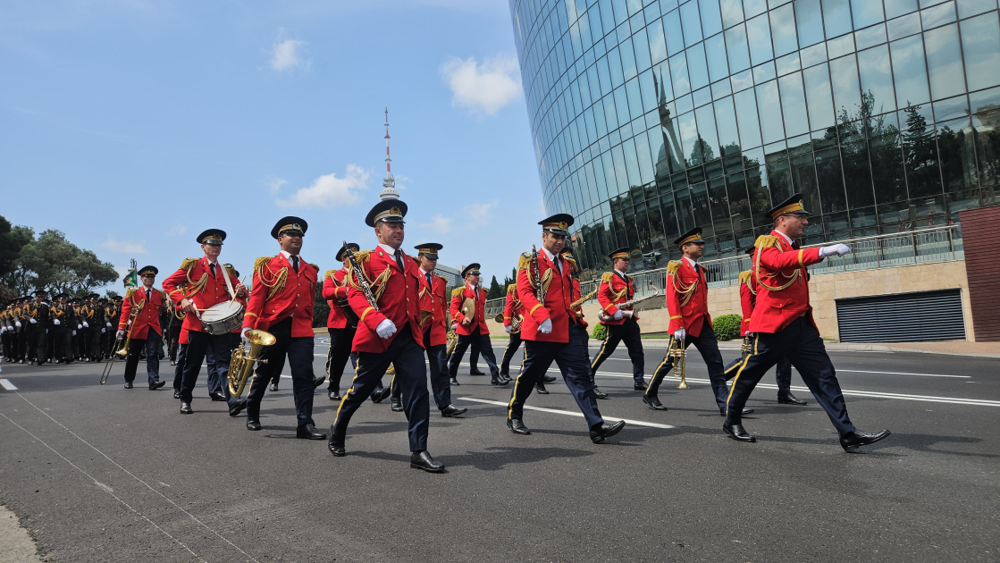 В Баку начались шествия в сопровождении военных оркестров