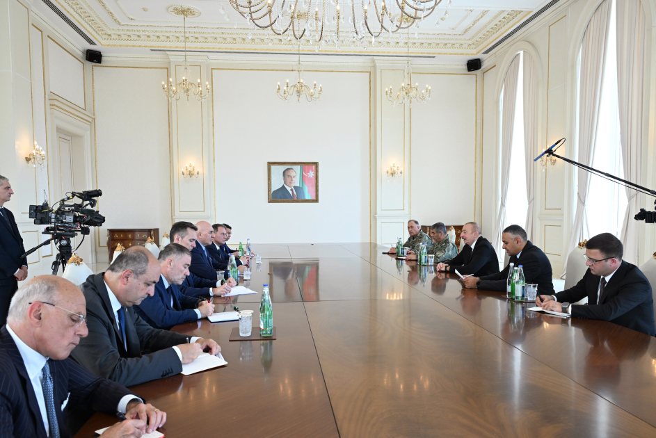 President Ilham Aliyev received delegation led by Minister of Defense of Italy