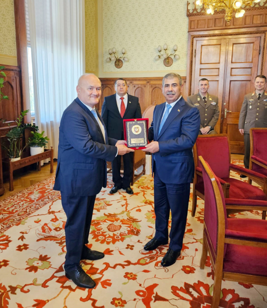 Azerbaijan Defense Minister meets with Vice President of Hungarian National Assembly