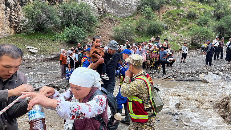Sel və daşqınlar Qırğızıstanda 13 adamın həyatına son qoyub