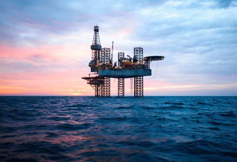 Azerbaijani oil price falls in global markets
