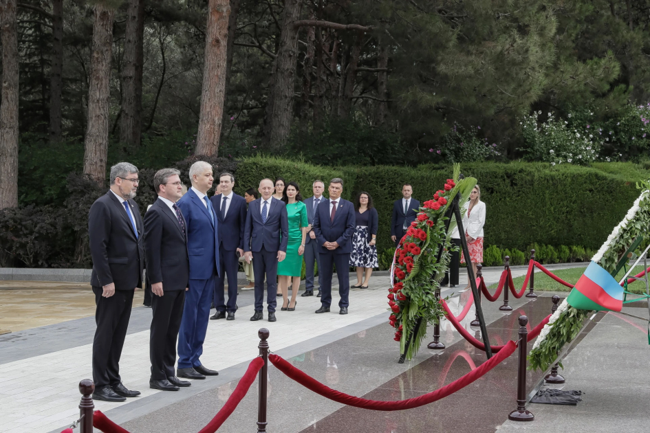 Serbian delegation pays tribute to National Leader Heydar Aliyev and Azerbaijani martyrs
